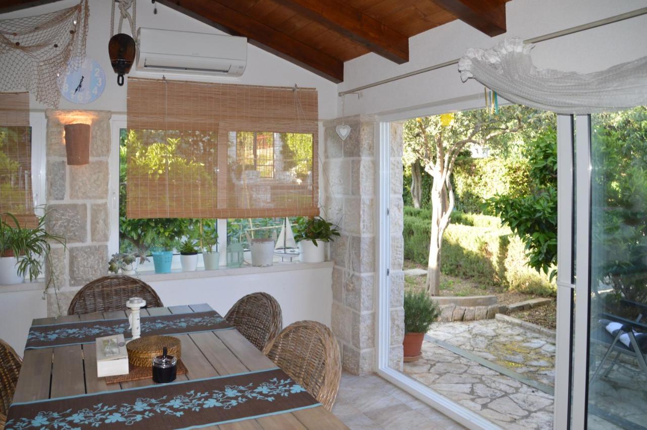 Issa Holiday Home - 3 Min Walk To Beach Kastela Exterior photo