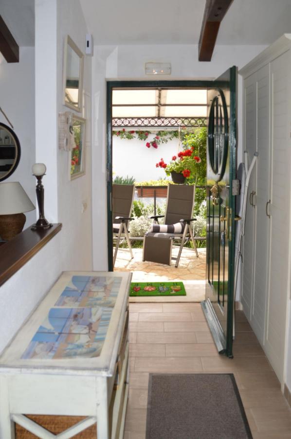 Issa Holiday Home - 3 Min Walk To Beach Kastela Exterior photo