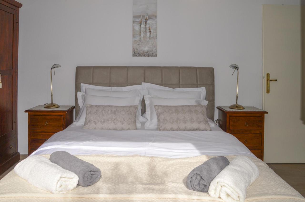 Issa Holiday Home - 3 Min Walk To Beach Kastela Exterior photo