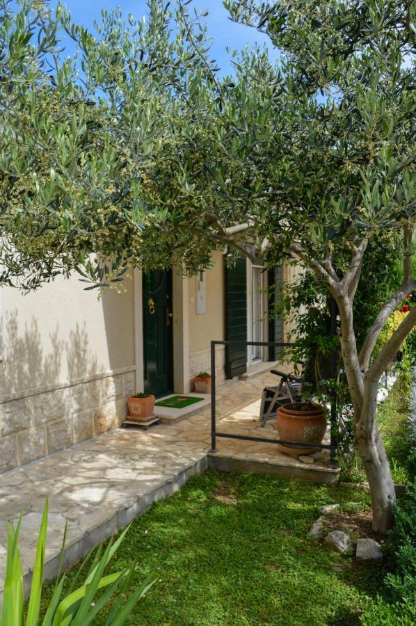 Issa Holiday Home - 3 Min Walk To Beach Kastela Exterior photo