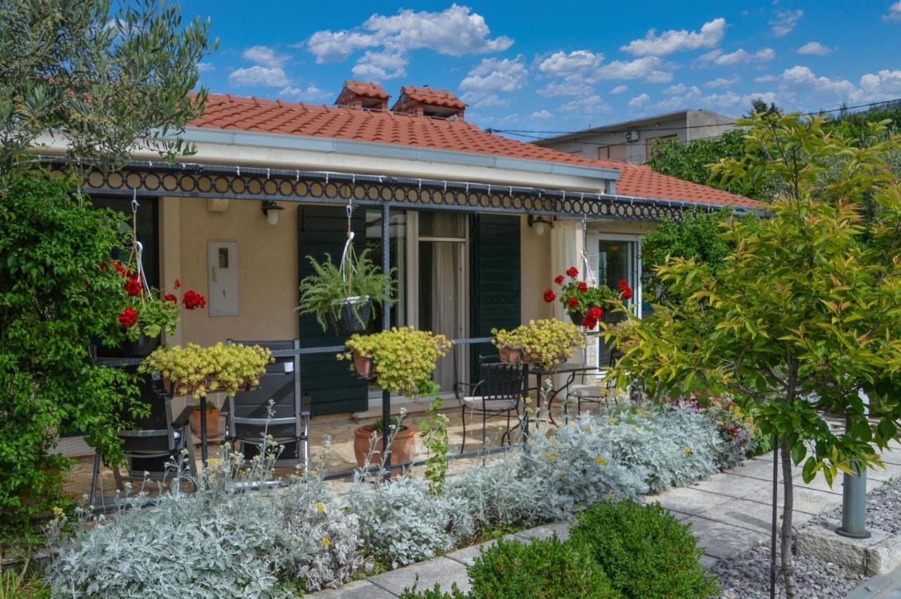 Issa Holiday Home - 3 Min Walk To Beach Kastela Exterior photo