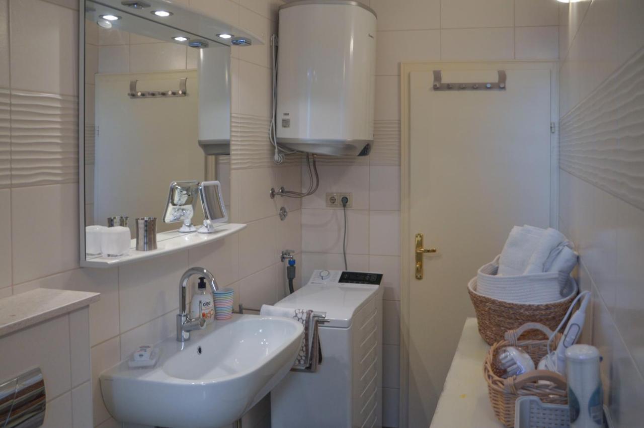 Issa Holiday Home - 3 Min Walk To Beach Kastela Exterior photo