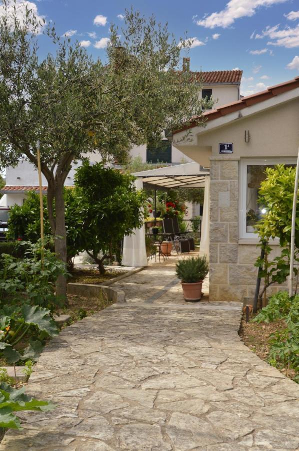 Issa Holiday Home - 3 Min Walk To Beach Kastela Exterior photo