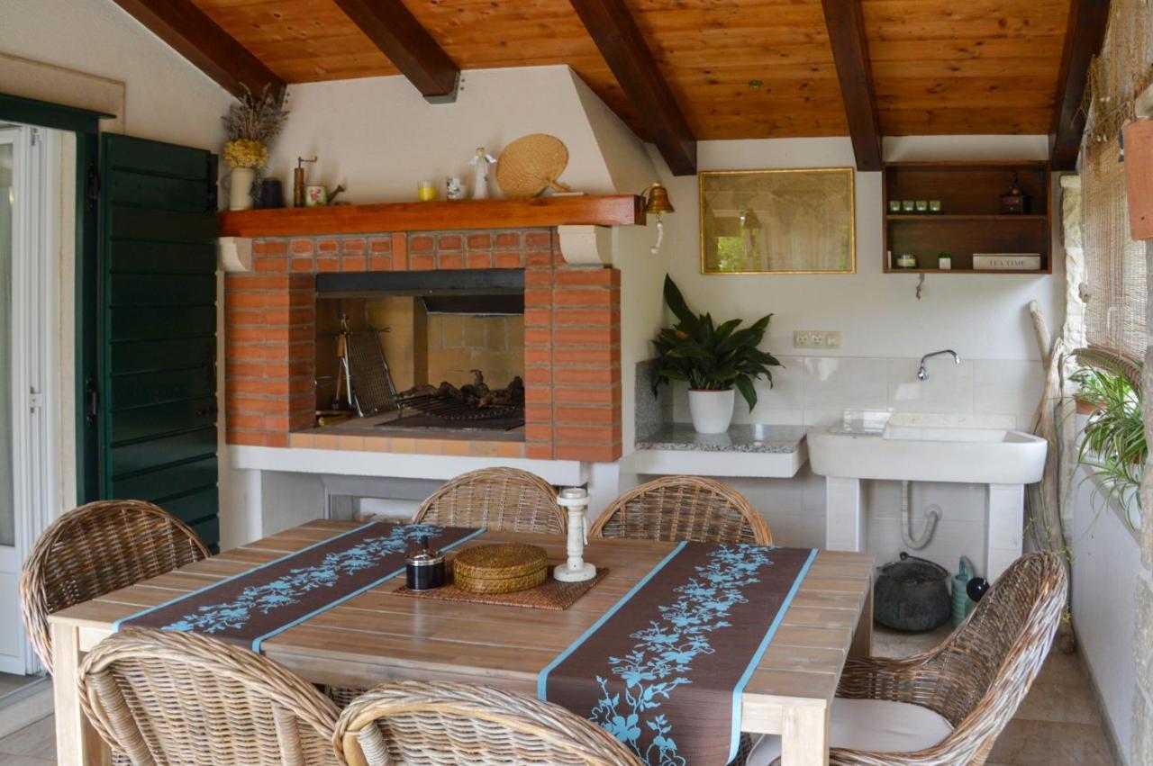 Issa Holiday Home - 3 Min Walk To Beach Kastela Exterior photo